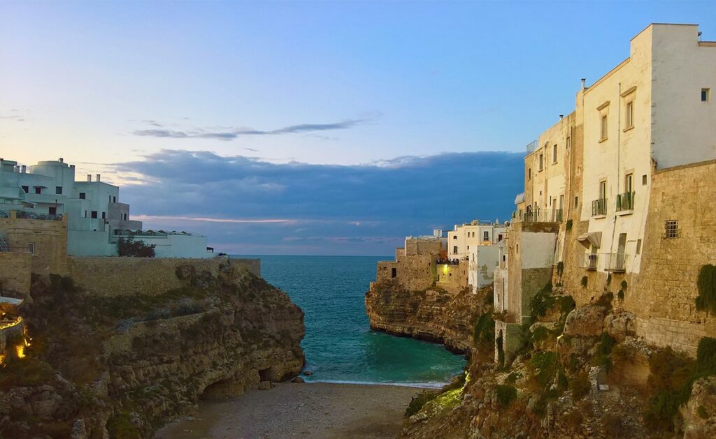 Polignano a Mare et ses maisons au bord de la falaise